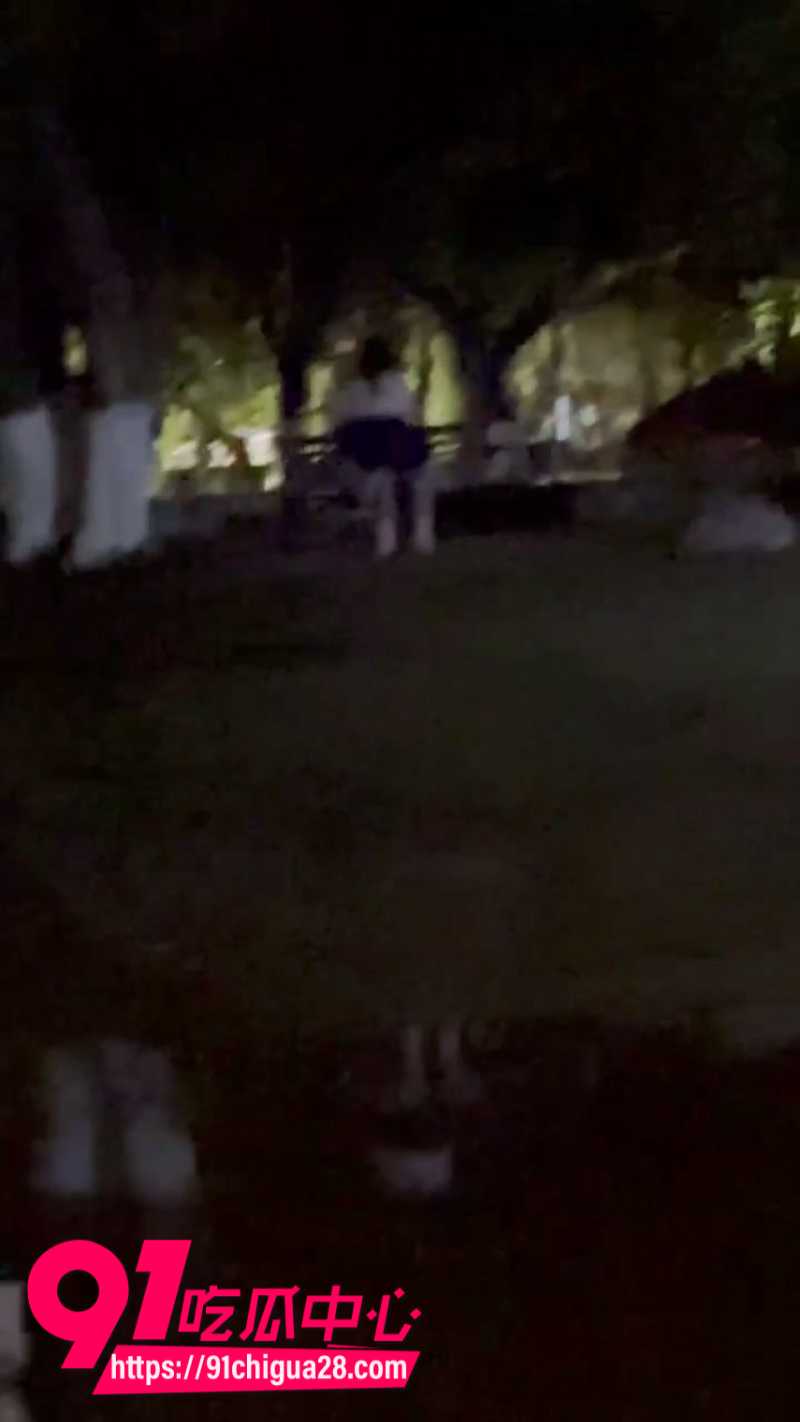春天到了大学情侣饥渴难耐 在学校户外长椅上极限性爱 被男友当场操到腿软