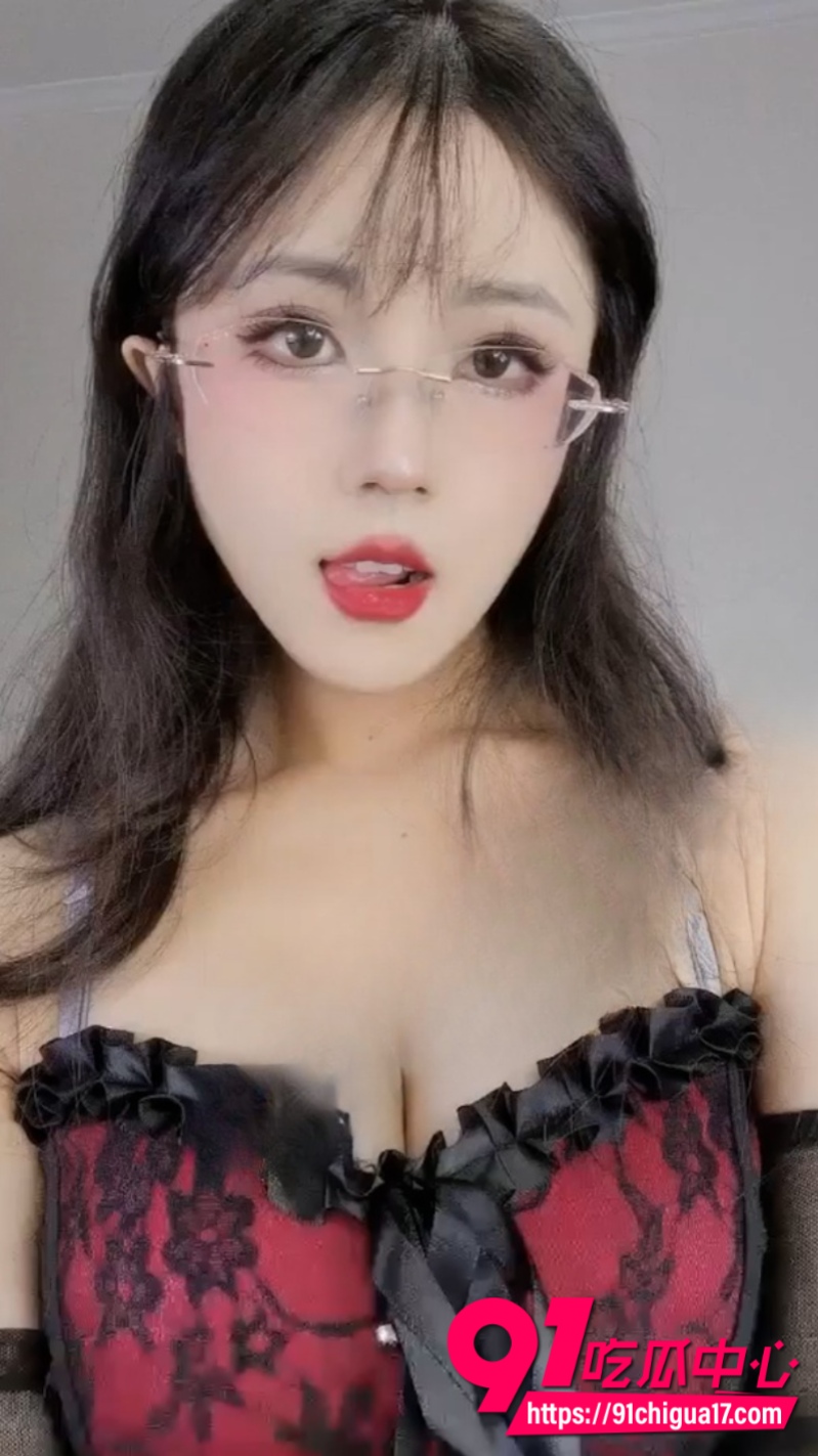 B站网红蜜桃花匠 真空黑丝秀粉嫩小穴 舰长给粉丝的福利 超炸裂!
