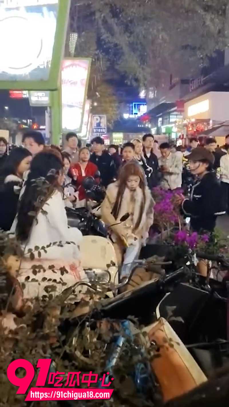 广西精神小妹在普宁广场打群架现场画面5