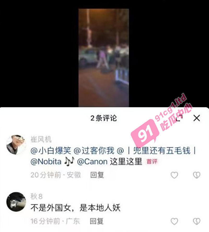三位女装大佬打架 为争一辆出租车 惊呆了一群吃瓜群众