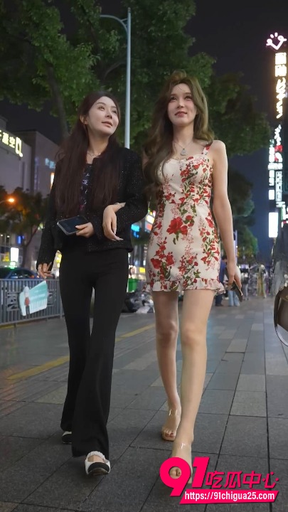 街拍抄底175高颜值网红下播后与闺蜜去酒吧喝酒 透明高跟微透白内！