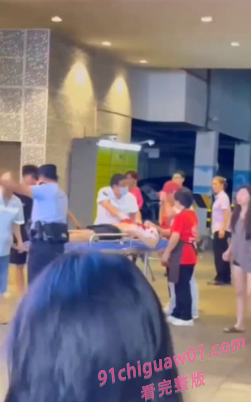 成都观东二街惊现血人！砍人者持刀追击现场惨状骇人！
