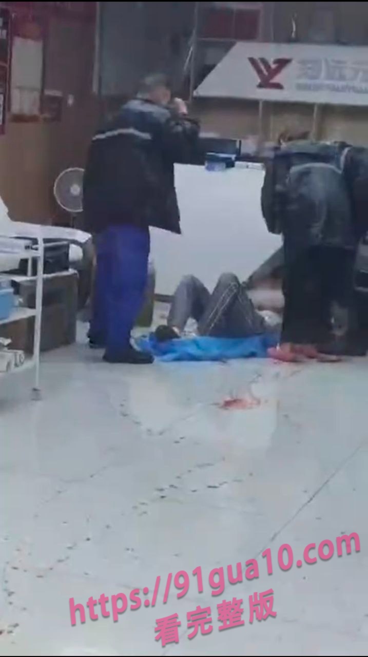 湖北男子荡警察面杀人 担架上男子被连捅数刀当场吓破胆