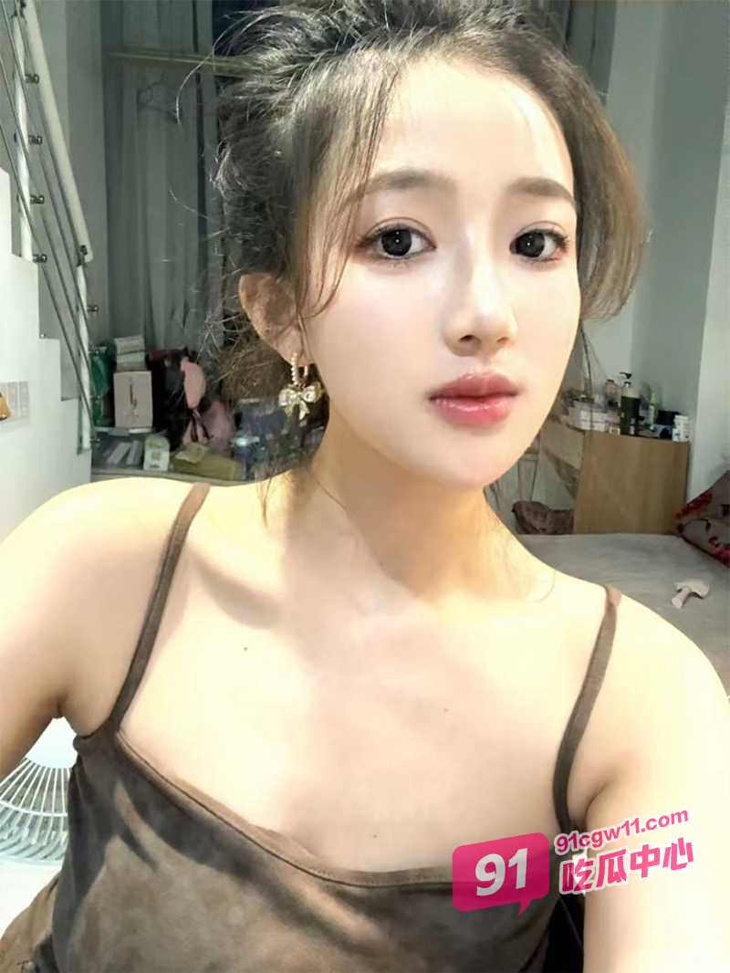叔叔大战离异女同事～性欲非常强各种姿势精通 还有点害羞挡住脸不让拍呢~ 配图