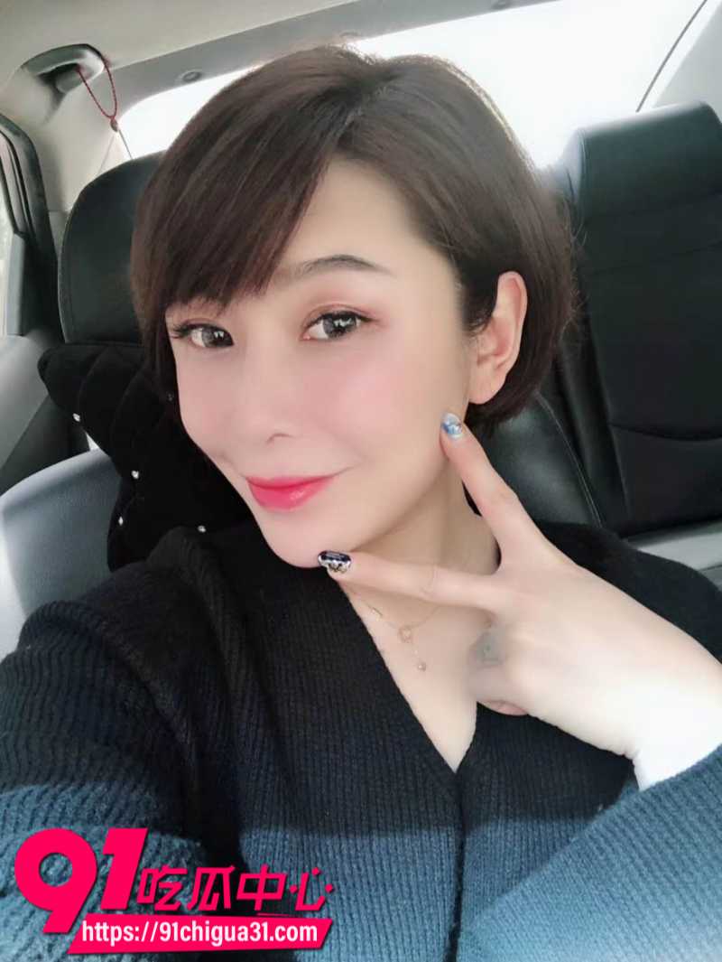 约炮大神胡子哥 勾引黑龙江离异少妇家中激战 小母狗的性感翘臀被疯狂后入
