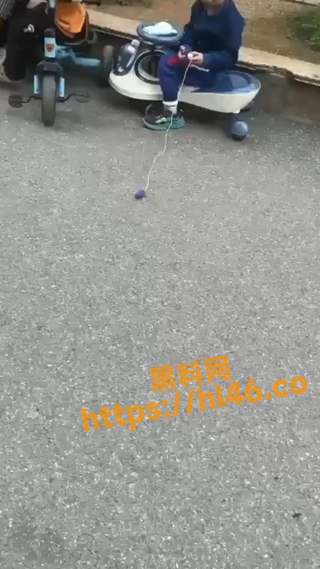 谁家子孩拿妈妈的跳蛋 当玩具在大马路上玩吖 这当妈的尴尬死