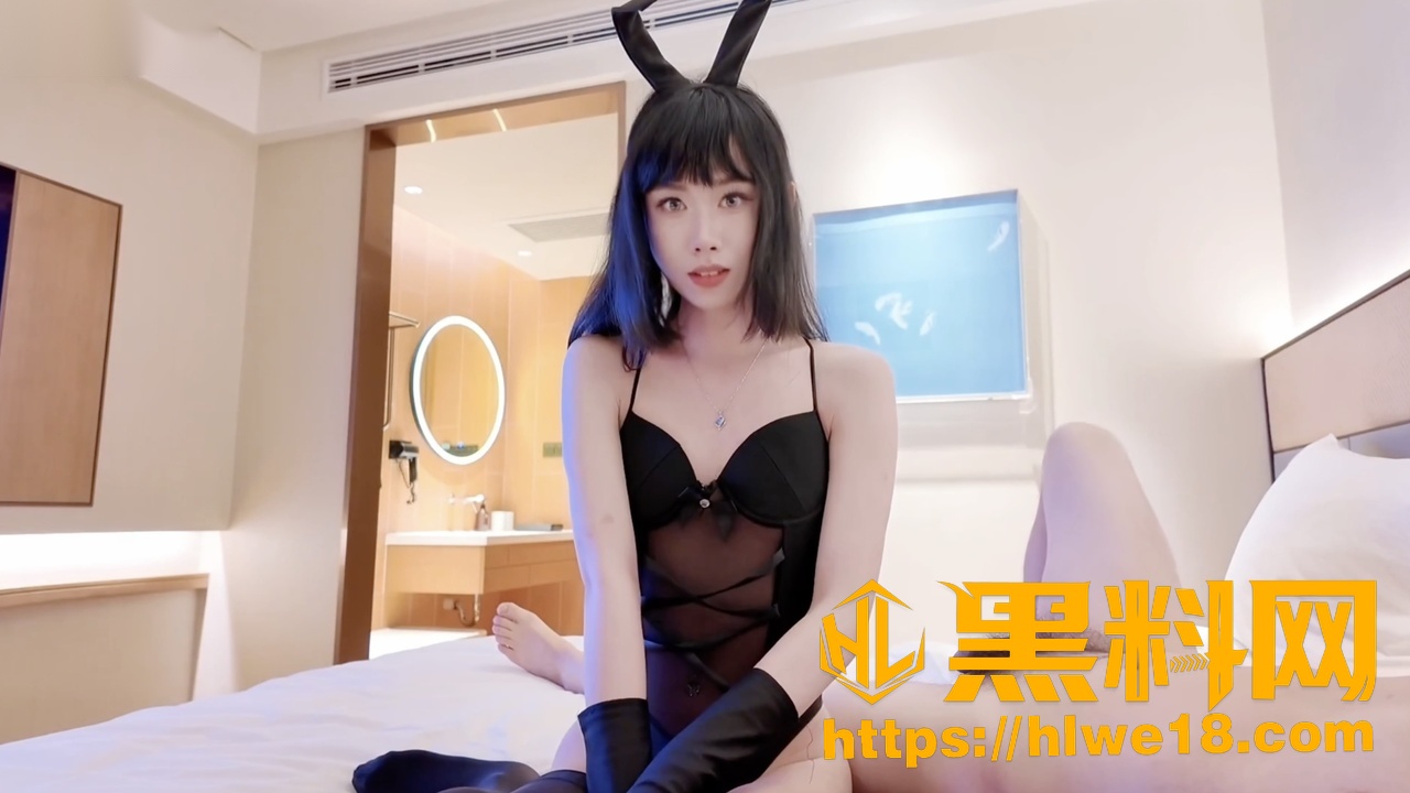 推特白嫩TS伪娘 Maxmaddog 情趣兔子套装被狠狠后入 肛交爆菊实录