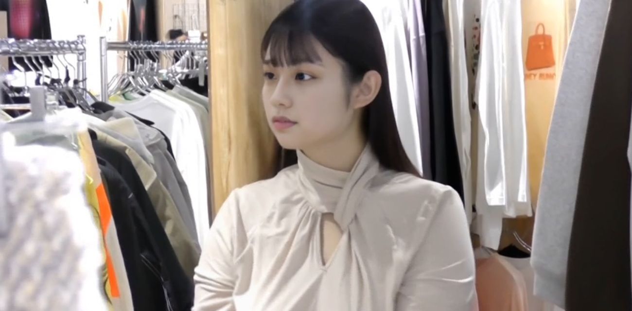 日本抄底偷拍极品长腿美女 超短格子裙下白色蕾丝内裤全被相机拍下