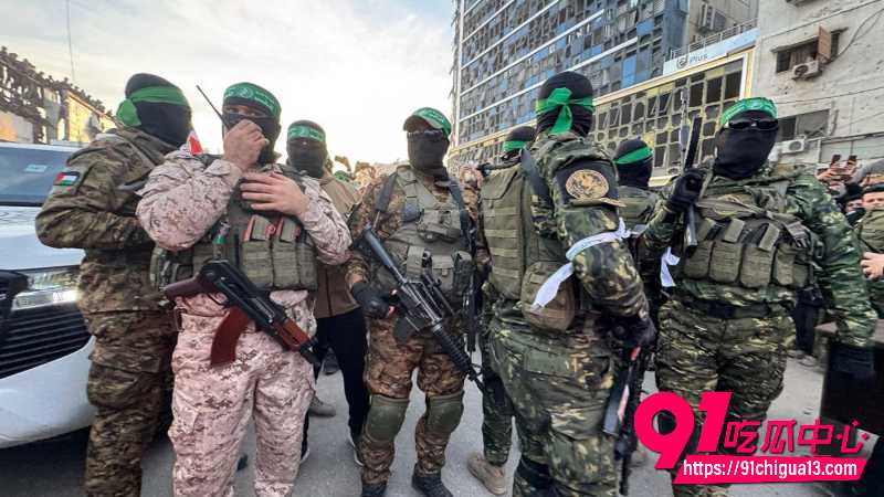 叙利亚政府倒台 HTS对当地武装女兵清算场面 残忍现场视频曝光9 叙利亚政府倒台 HTS对当地武装女兵清算场面 残忍现场视频曝光9