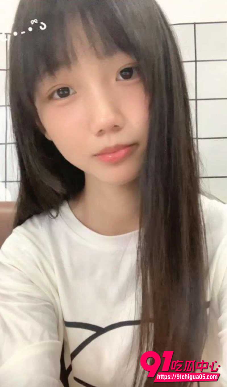 清纯嫩妹小耐一对一自慰私拍流出 搔首弄姿取悦金主 雪白酮体浑身散发诱人淫光！