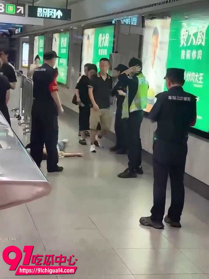 深圳地铁科学馆站女子拒安检甩包狂砸安检员8