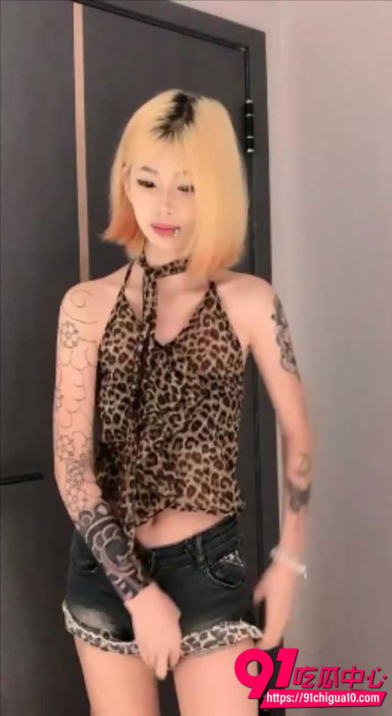 黄毛白虎精神小妹 镜头前青涩裸舞扭腰 符文点缀嫩躯馋哭老司机 真狠狠尝鲜这极品尤物！