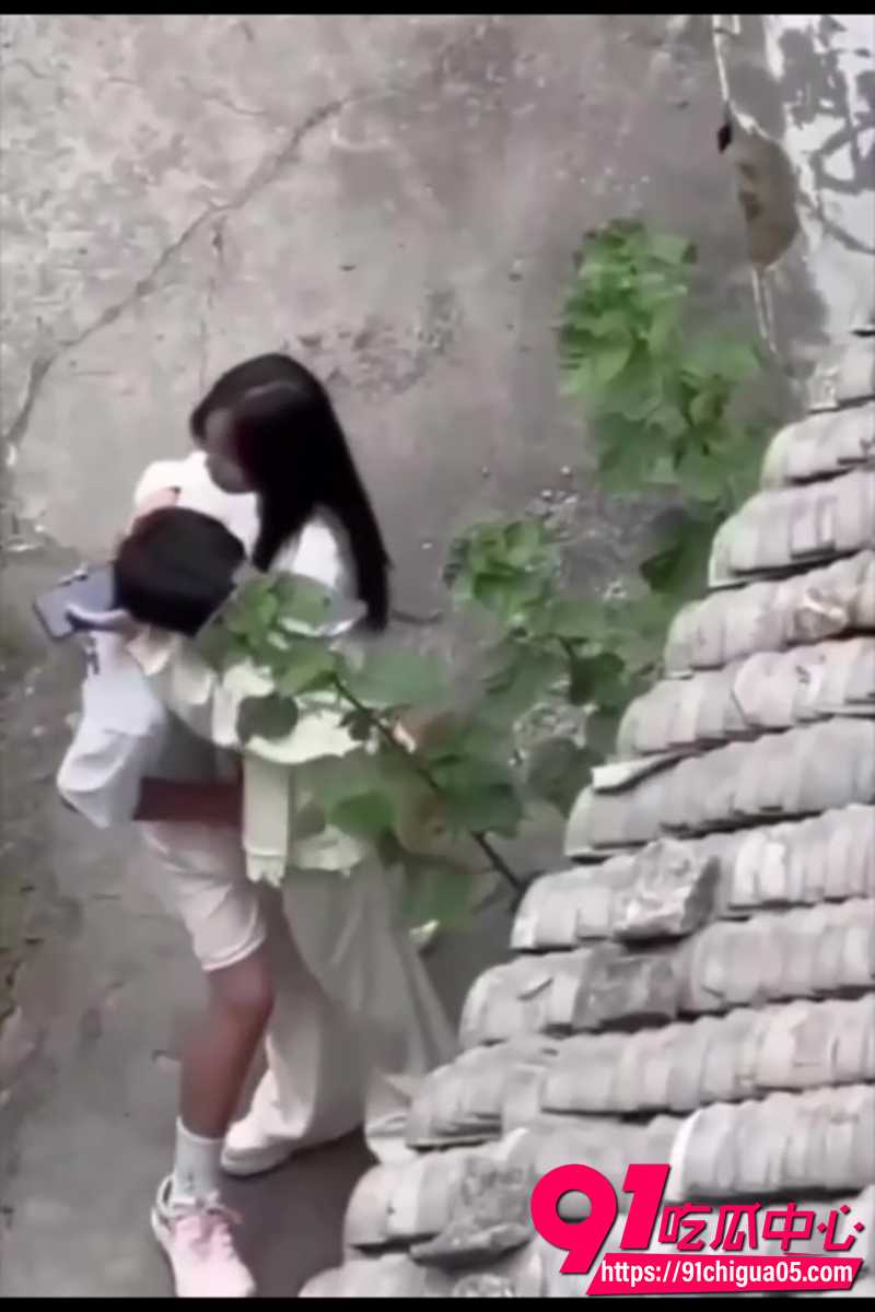 郑州职业学院情侣户外激情 妹子被男友抠逼高潮腿软 这表情一看就爽翻了!