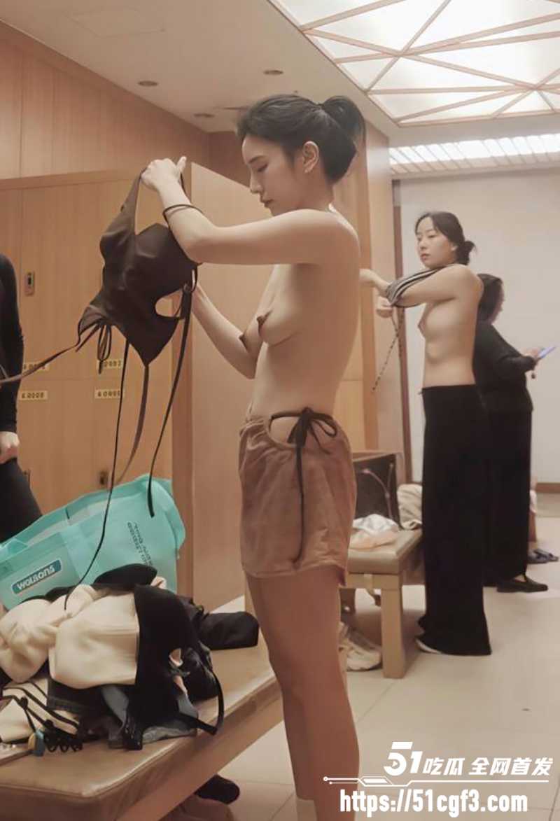 高端温泉换衣偷拍合集 4 拷贝