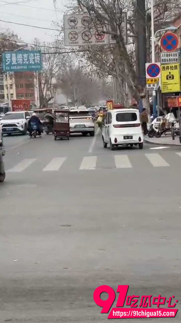 山东费县二中门口裸男对着轿车当街发情2
