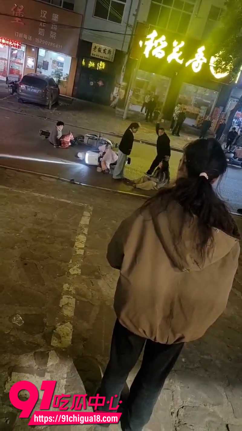 河南平顶山郏县恶性打人事件15岁女孩被成年男子当街暴打4