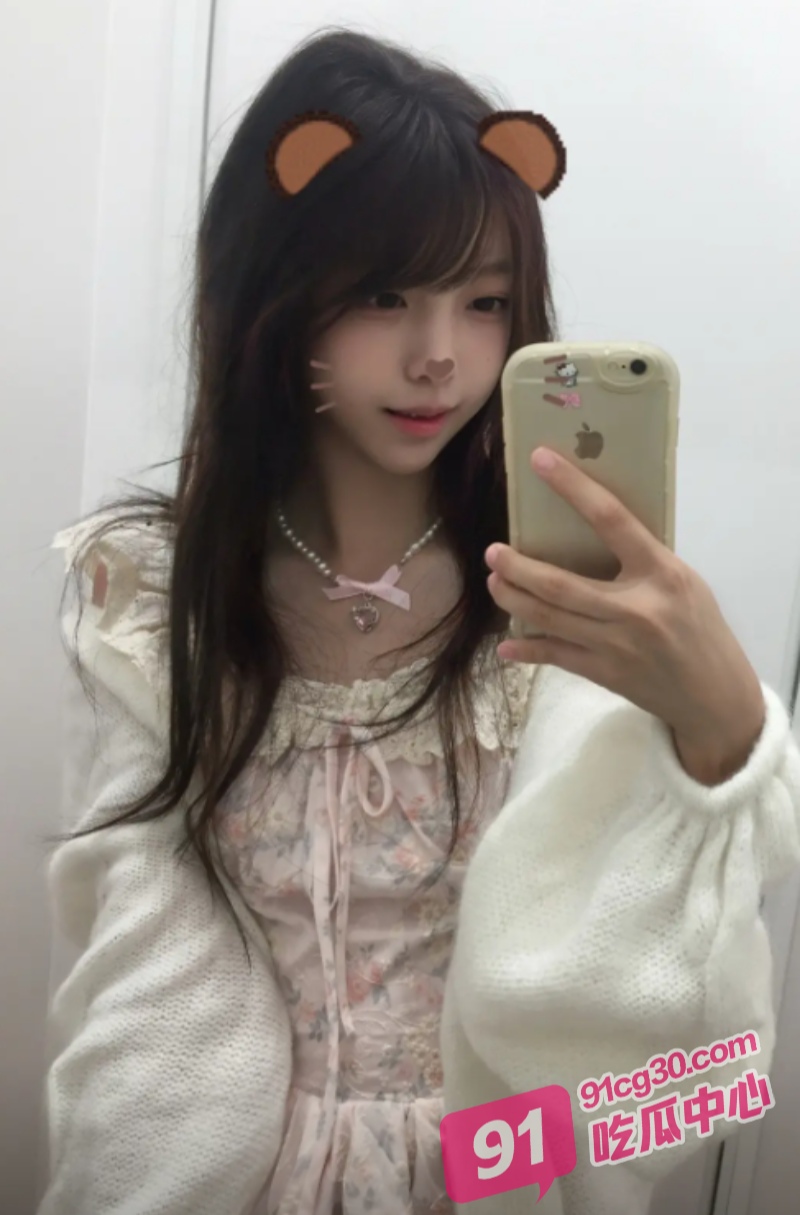 美女喝醉了趴在里边桌子遭猥琐男揉奶模穴 白皮嫩乳一线天美鲍 真是个极品啊！ 配图3