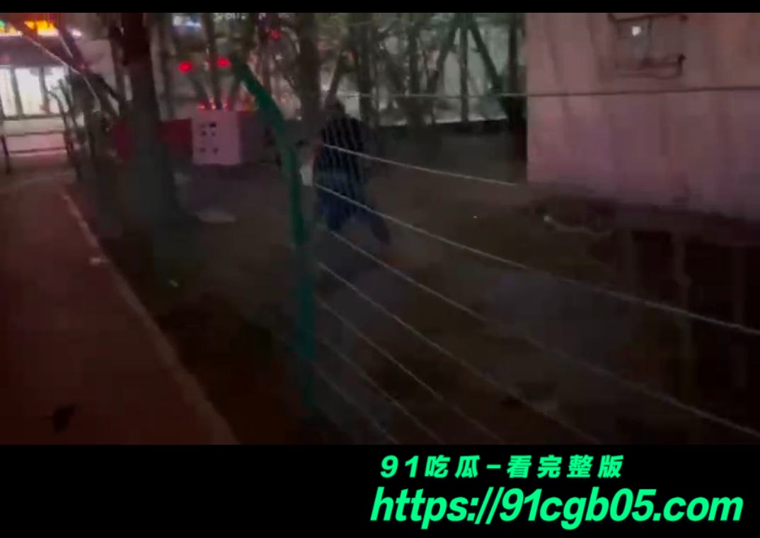 精神小伙半夜相约刀战 打的真猛啊4