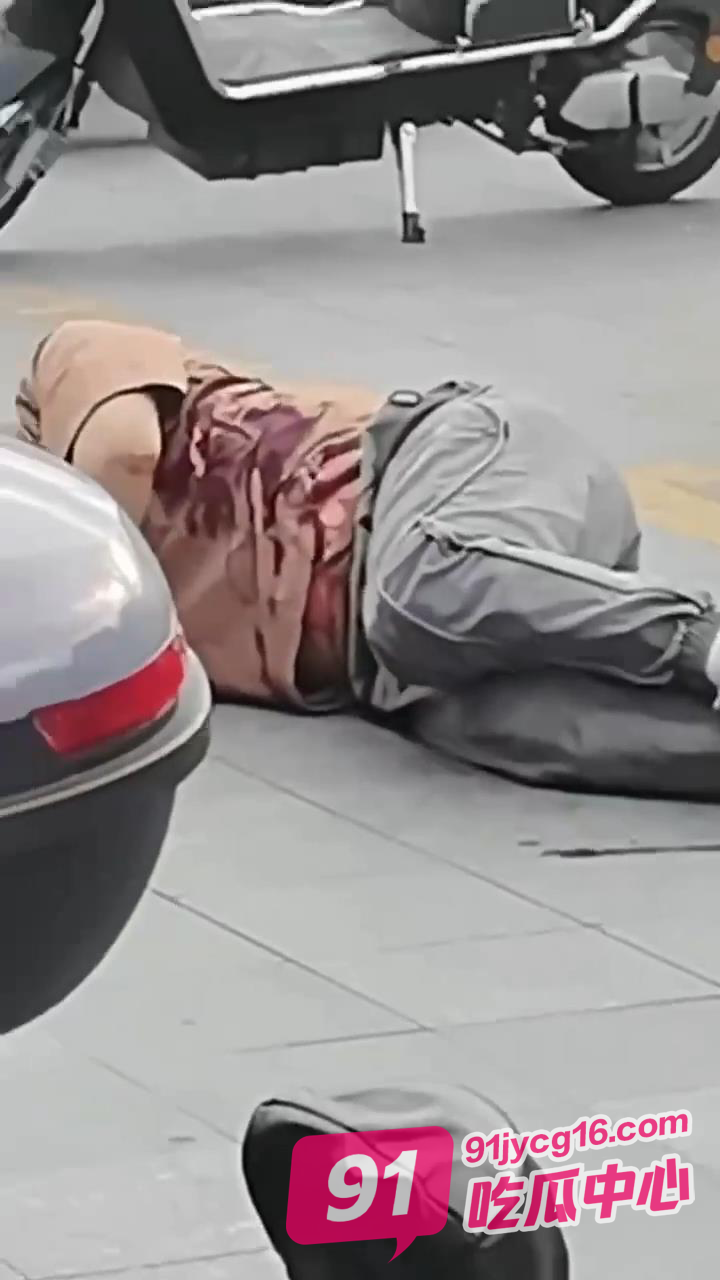 浙江绍兴大润发无差别伤人事件！围观群众：谁离他近就砍谁！ 配图3