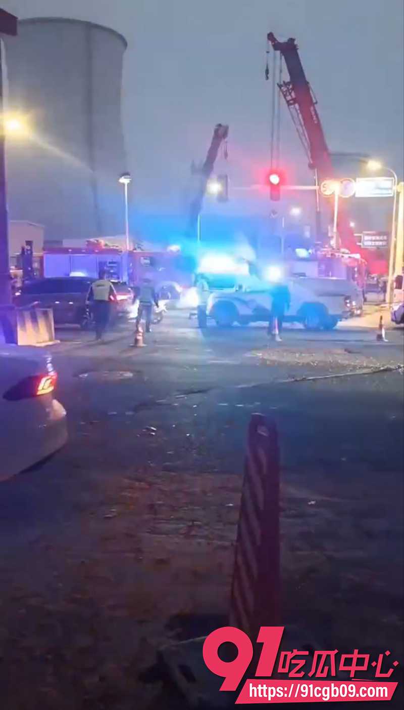 10烟台渣土车路口侧翻掩埋两车 5 10烟台渣土车路口侧翻掩埋两车 5