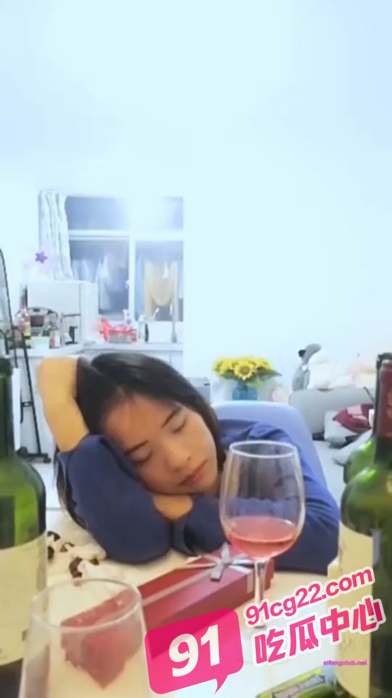 出租屋灌醉同事强上 半醉半醒之间就给操了 还知道反抗才是最爽的！