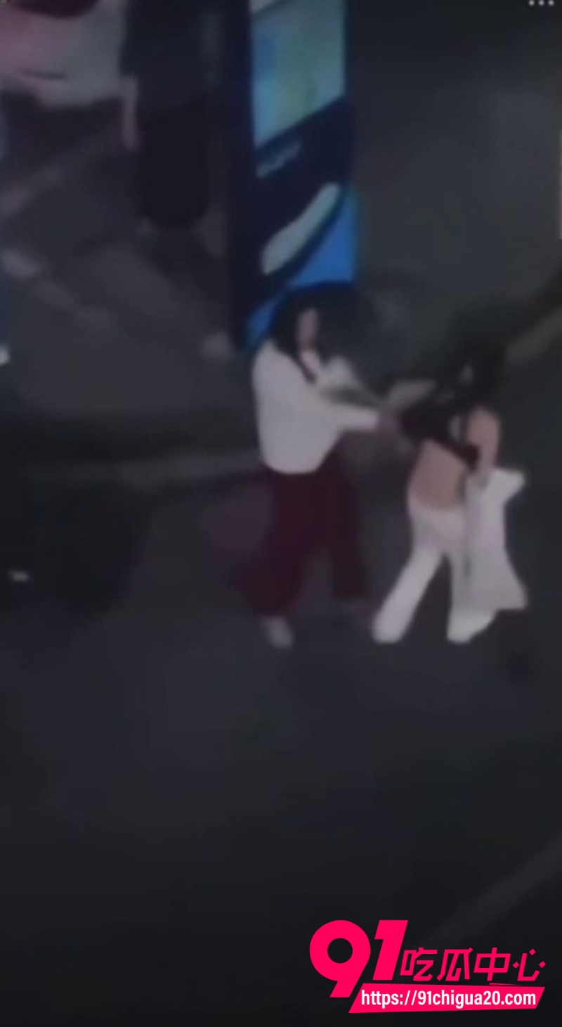 潭万豪街头抓小三7