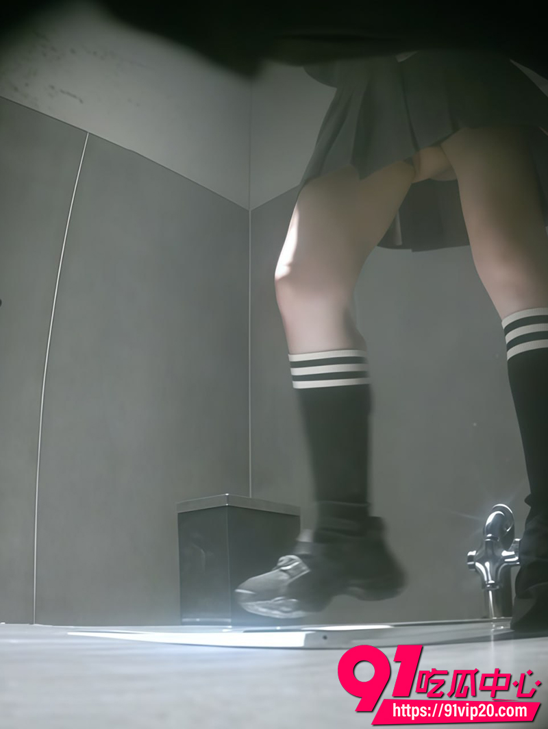 最新酒吧女厕偷拍 7