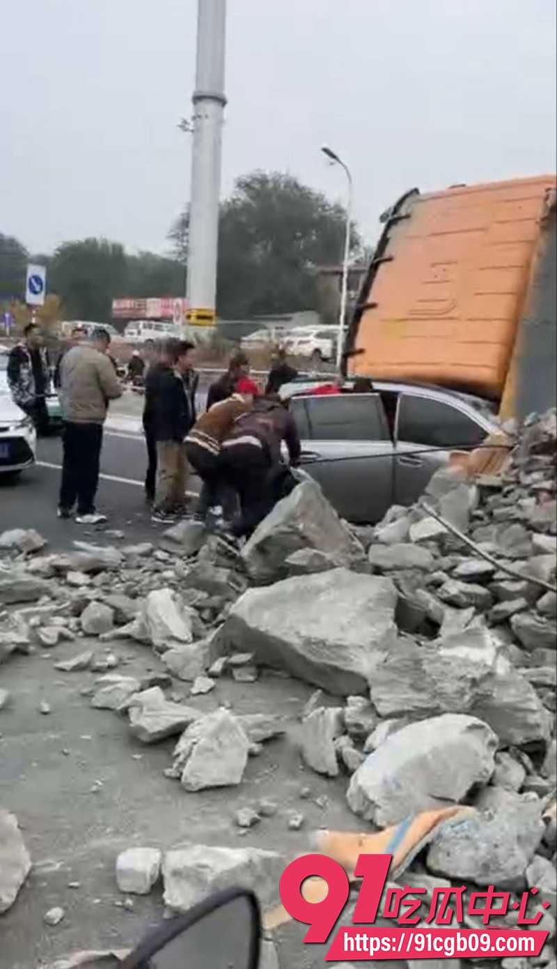 10烟台渣土车路口侧翻掩埋两车 7 10烟台渣土车路口侧翻掩埋两车 7