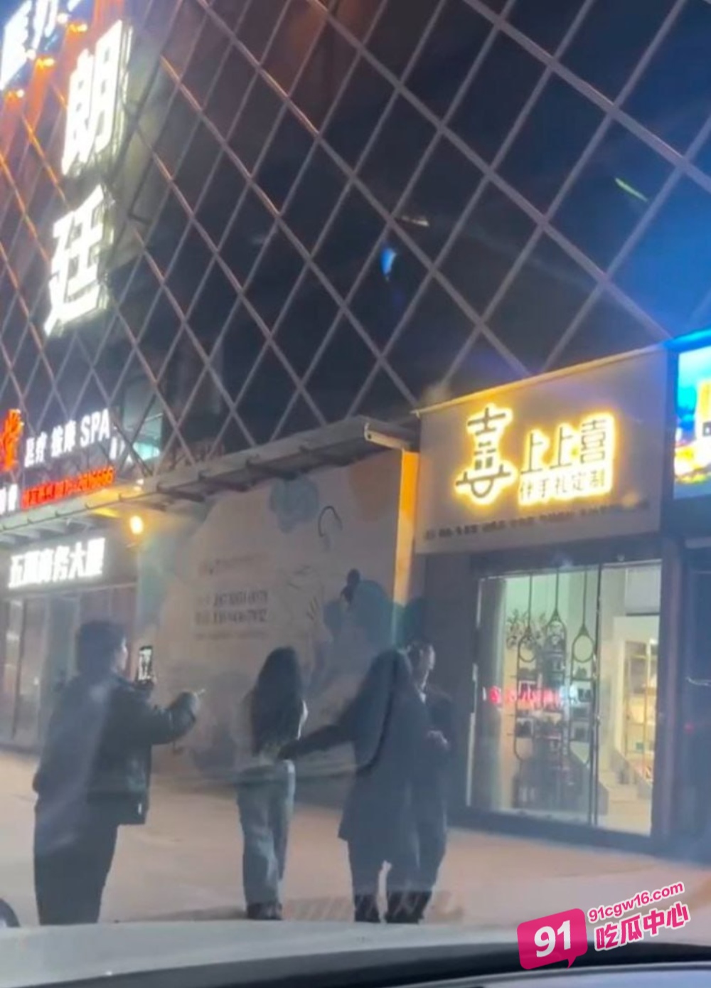 云南保山市君悦广场表白事件～王麒麟分手无缝衔接表白 原配大闹现场视频曝光！