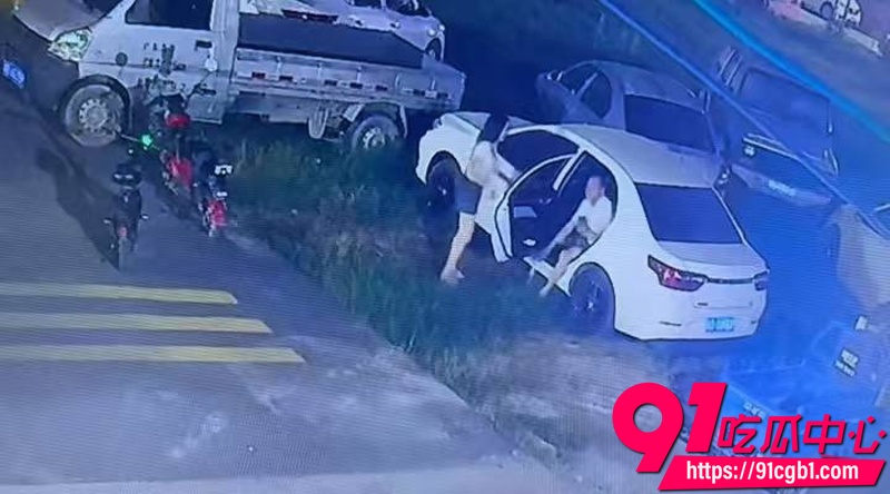 车震偷拍曝光 男女车内激情性爱 被监控清晰抓拍女主颜值身材不错 但地方选的不对被人监控录下尴尬了2