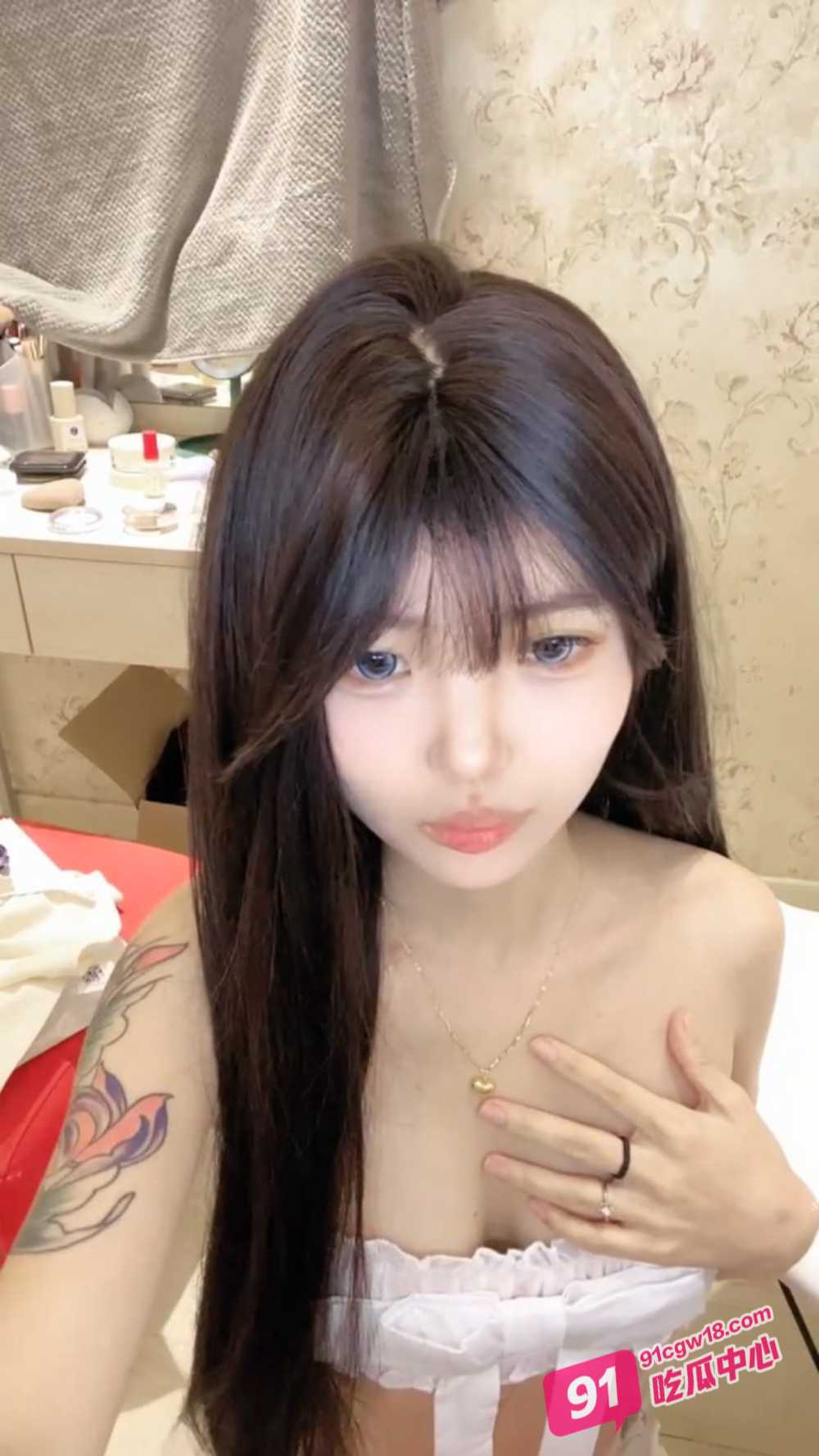 高颜值校花依依突破自我首次直播上演啪啪大秀！三点粉嫩极致诱人