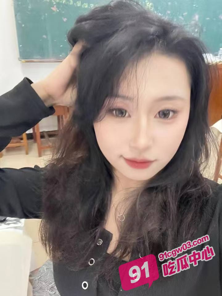 主播八月未央最新定制视频～渔网袜美女激情骚舞后掰穴展示粉嫩无毛逼！ 配图7