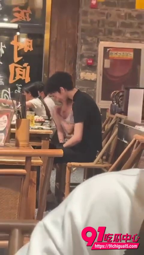眼镜妹餐厅摸男生鸡巴视频7
