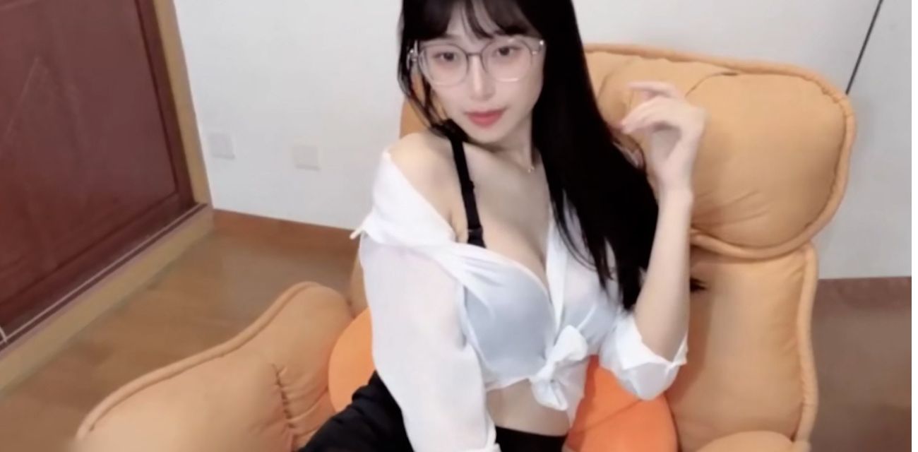 Stripchat白虎眼镜妹Nice2C开票房黑丝高跟大尺度自慰 道具玩大黑牛完整流出！