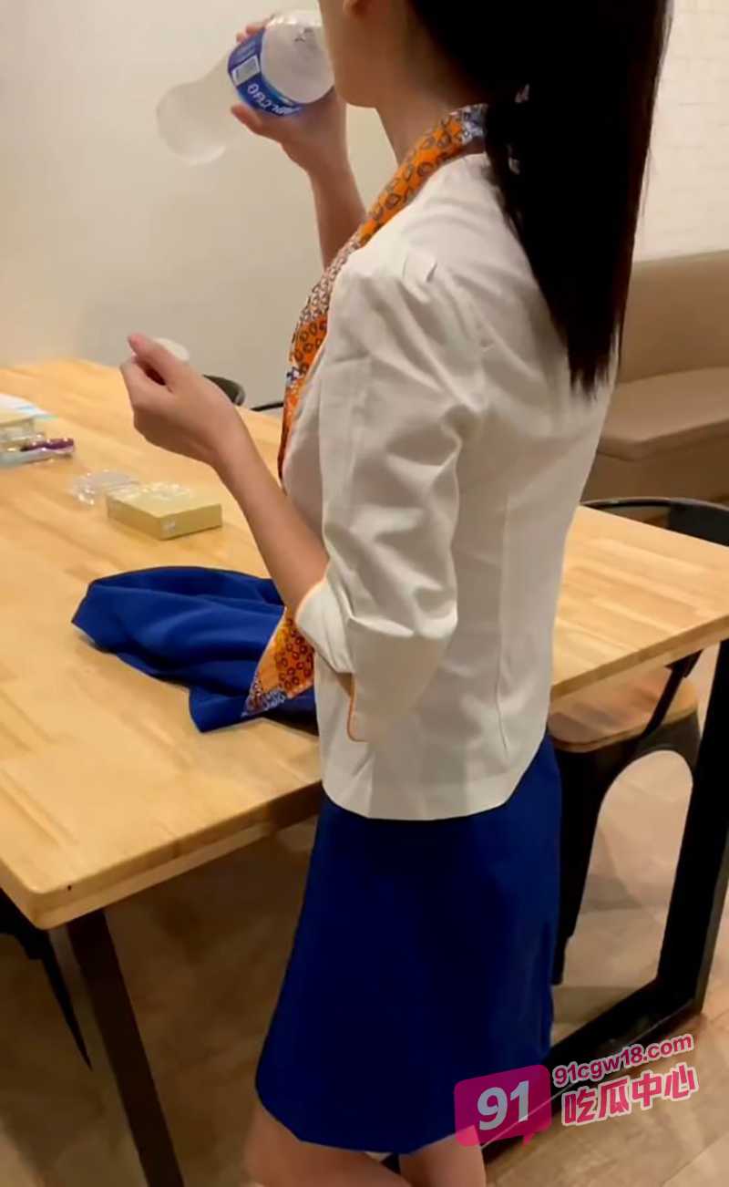 川航空姐被金主包养3P视频流出 边干边调教羞辱 有钱人真会玩呀！ 配图2