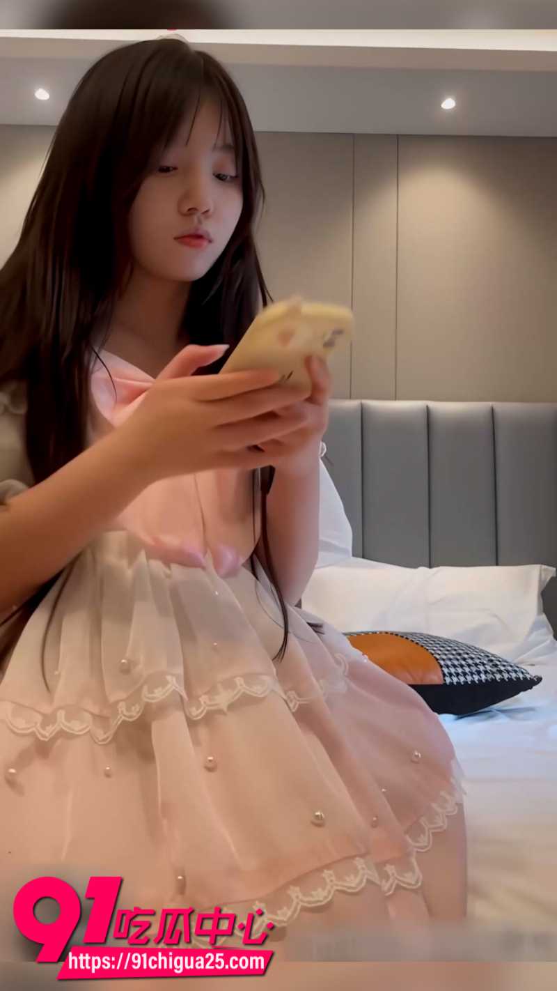 推特女网黄粉红君 跟金主爸爸线下约炮 白嫩蜜桃臀被后入爆操