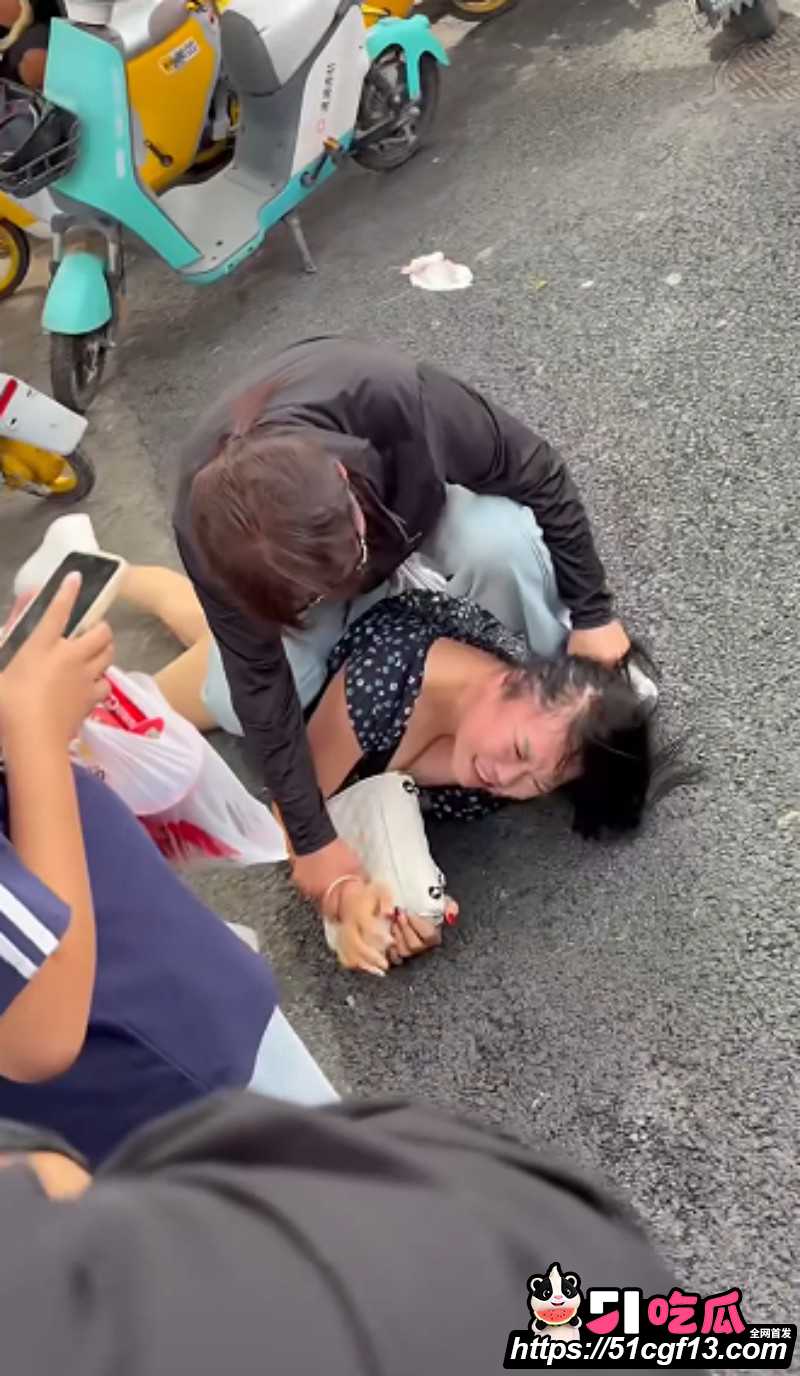 河北保定正信购物中心 原配当街怒撕小三 压在身下猛拽内裤 下手极为狠辣！