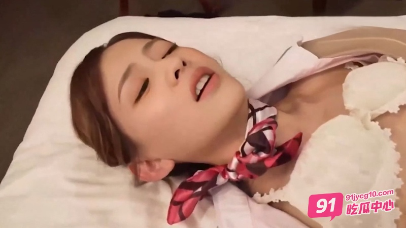 古偶女神白鹿化身性感空姐 嫩乳让人忍不住联想～ 配图4