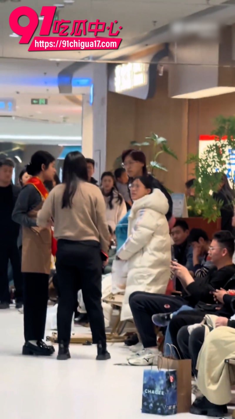 济南万达广场突发街头对骂宝妈PK年轻情侣9 济南万达广场突发街头对骂宝妈PK年轻情侣9