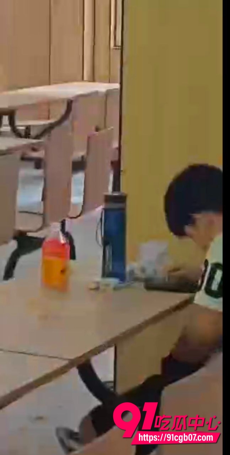 现在学生真是饥渴 直接食堂撸管 硬鸡巴握紧猛撸射精喷汁 旁边饭友目瞪口呆 更有老六手机偷拍全程