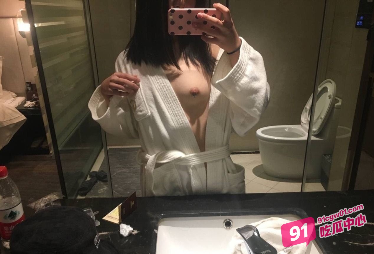 社会小妹李小莫艺名依依早期下海作品 从首次做爱穿乳钉到骚母狗极限拳交扩阴！ 配图5
