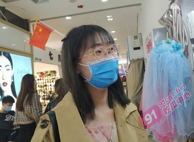 黑龙江省医院眼镜母狗宦雅昕 身材超棒 被导师调教激情口爆3p！