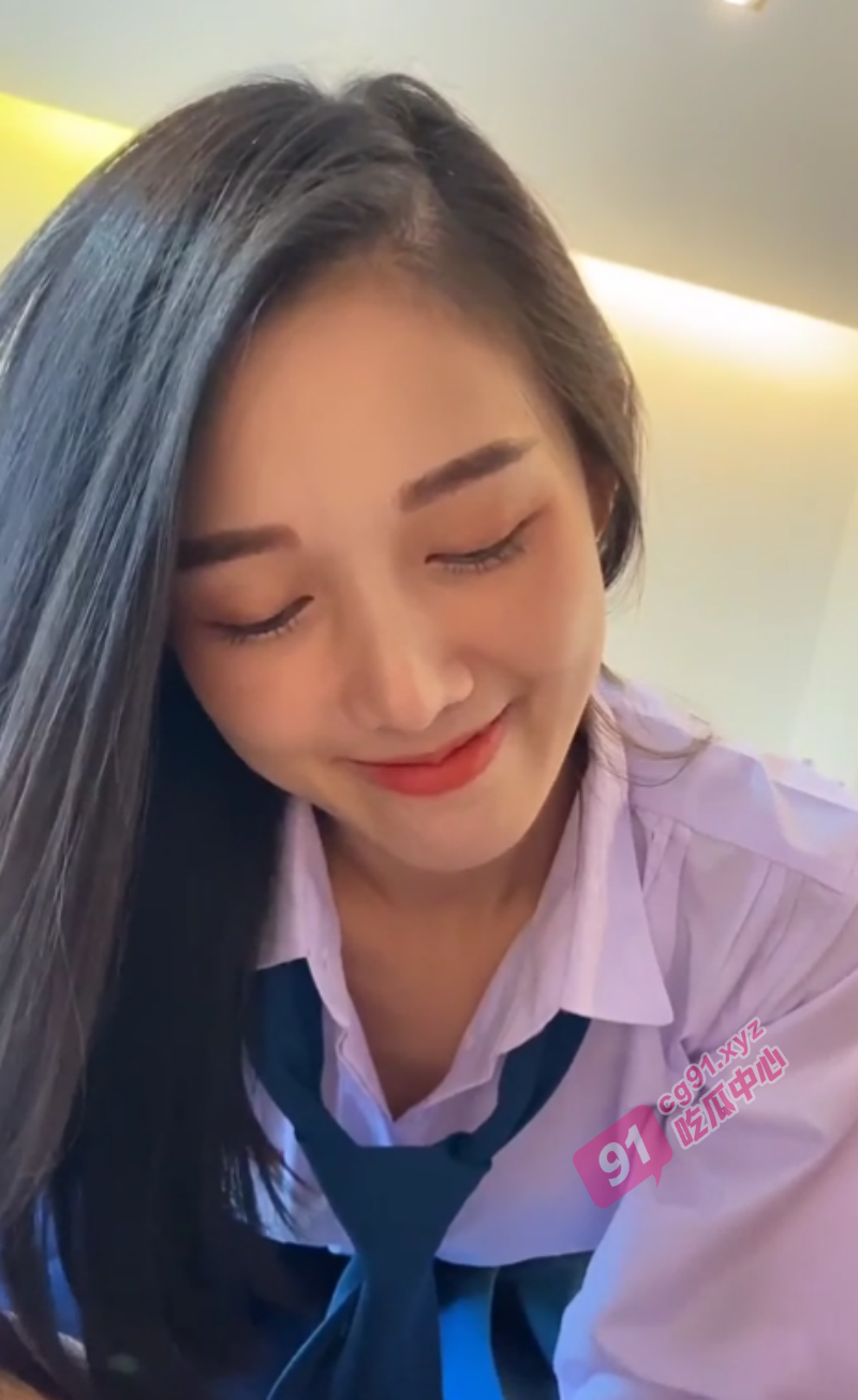 OnlyFans网红博主小梦～ 鲍鱼一线天21岁大学生反差调教跪舔肉棒 合集视频！