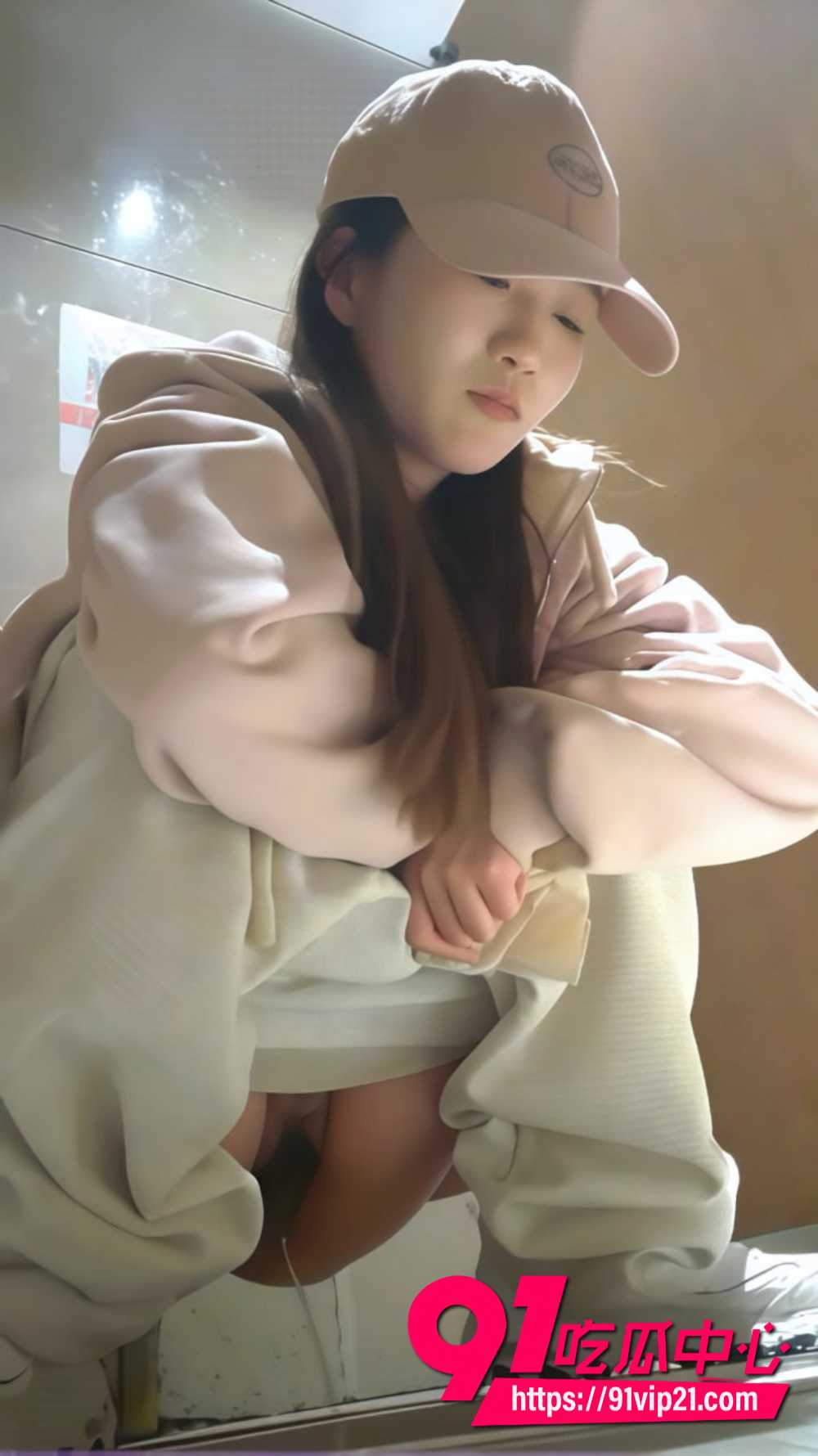 女厕偷拍粉衣妹1