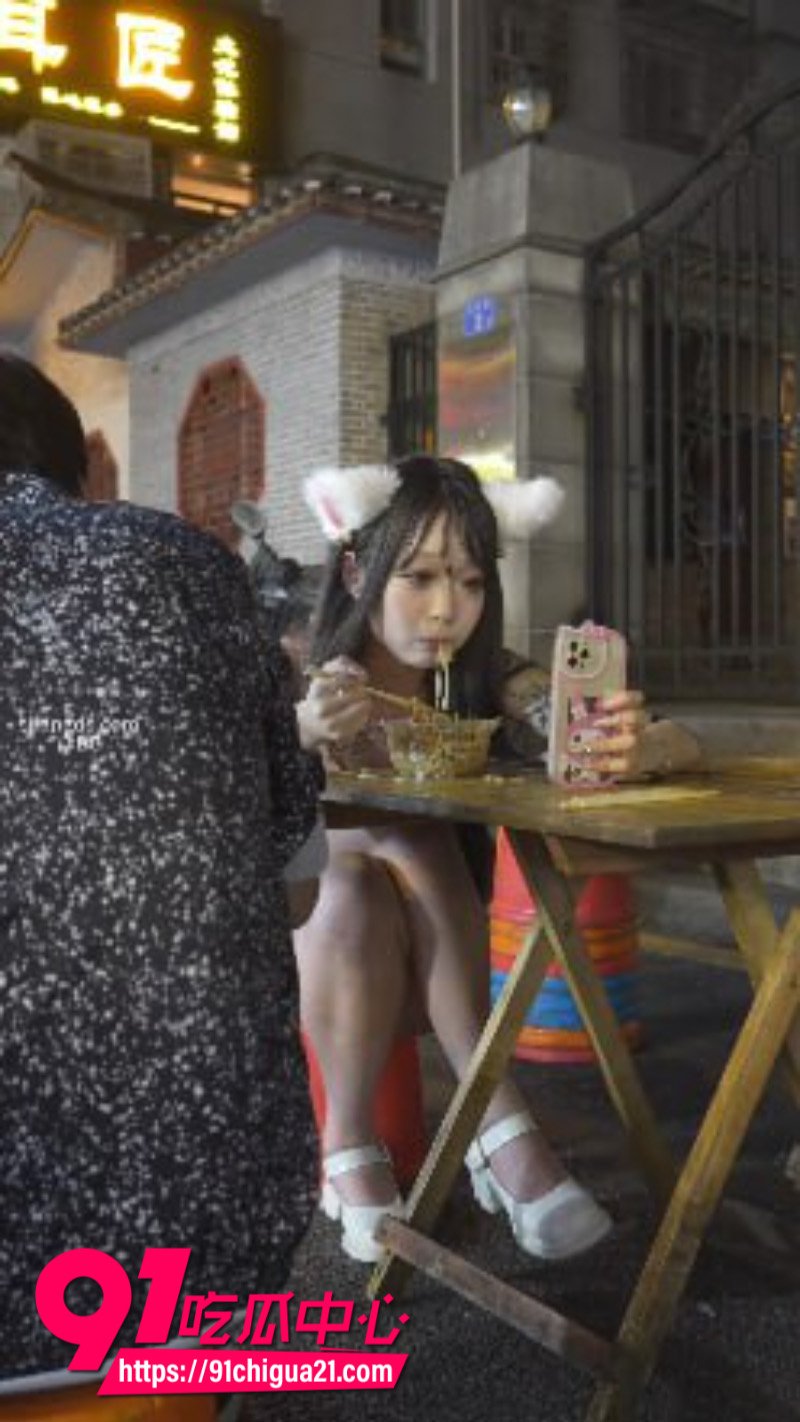 抄底大神街头尾随兽耳装极品少女 手机偷拍妹子裙底的内裤 诱人画面春光乍现
