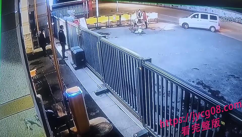 衡阳中专女老师当街怒掀摊位 与学生冲突现场曝光！ 配图3
