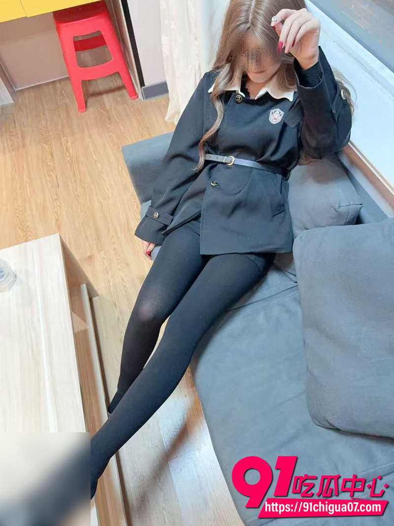 海角大神姐弟一世情 和姐姐激情乱伦 同时给闺蜜打电话 惹得闺蜜忍不住抠逼自慰！