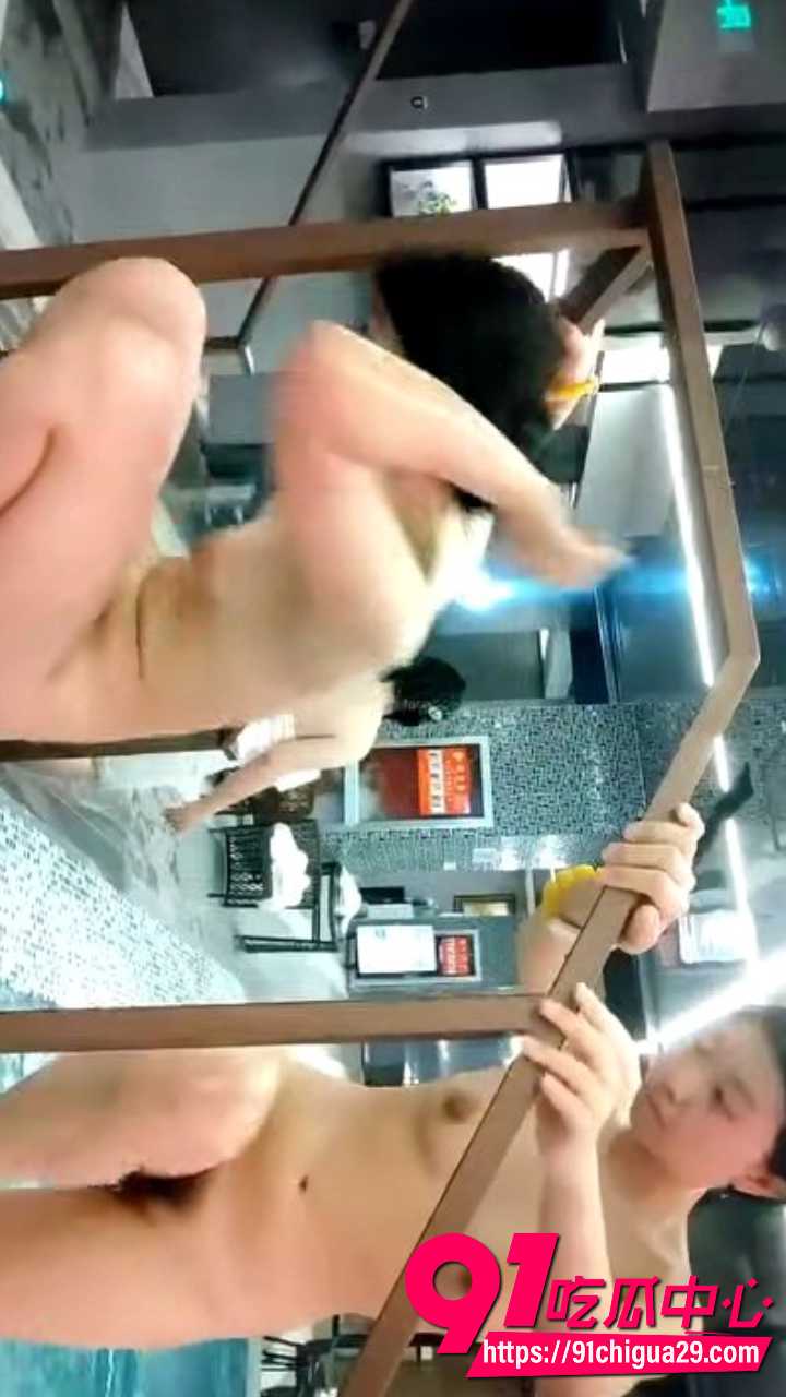 会所偷拍雪白少妇温泉池边全裸嬉水7