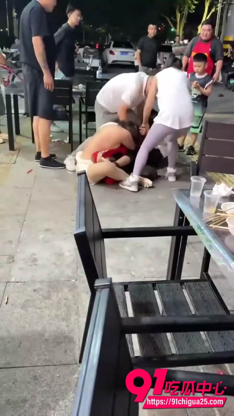 吃瓜女生打架 一直说不要脸的抓着头发12
