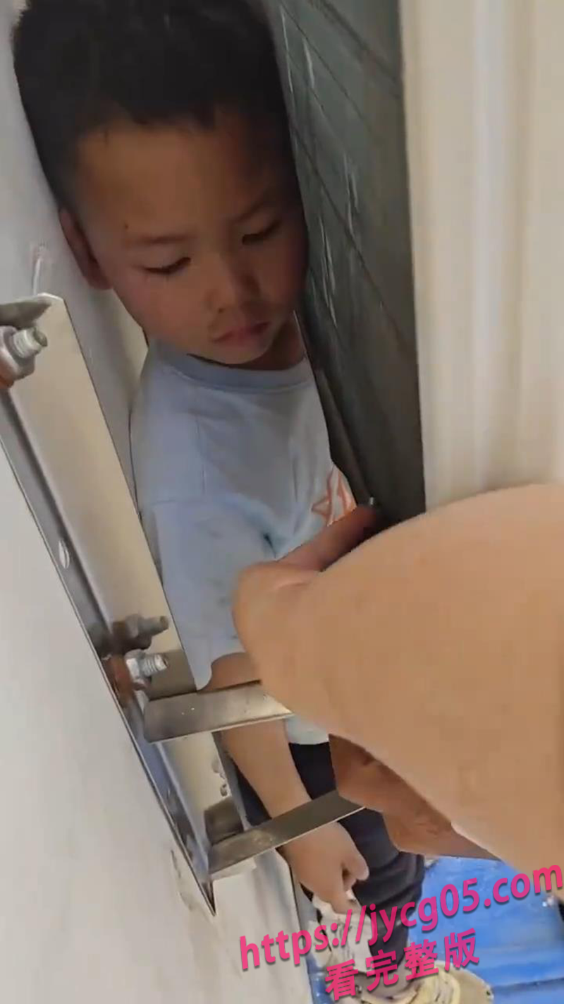 5岁孩子捉迷藏离奇卡进空调外机！消防员哭笑不得展开救援！ 配图3